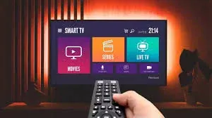 Télécommande devant une Smart TV pour regarder l’IPTV sans boîtier